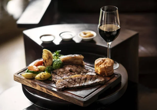 Sunday roast beef traditional british meal set on table — Stock Photo, Image