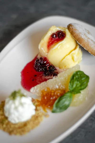 Helado de mango gourmet con salsa de grosella roja postre en el plato —  Fotos de Stock