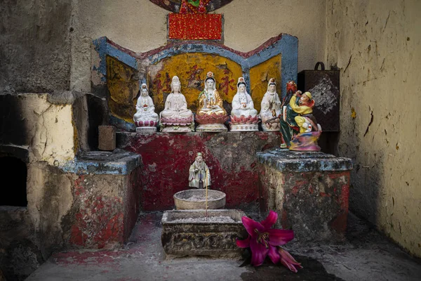 Small chinese traditional shrine in old taipa street macau china — Stock Photo, Image