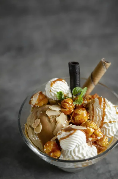 Dessert sundae caramel et crème glacée amande dans un bol en verre — Photo