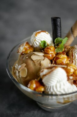 cam kase karamel ve badem dondurma sundae tatlı