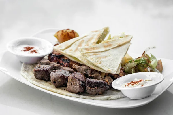 Lebanese meshwi mezcla de carne a la parrilla en el plato — Foto de Stock