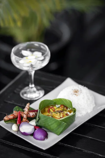 Traditionelle kambodschanische Amok-Fischcurry-Mahlzeit auf Restauranttisch — Stockfoto