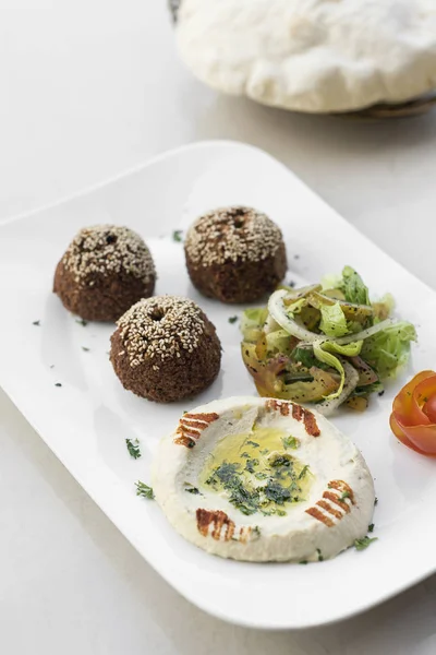 Falafel y hummus aperitivo aperitivo comida mezze plato — Foto de Stock