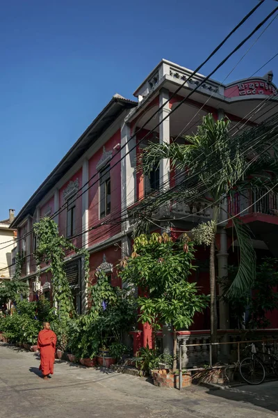 Jonge boeddhistische monnik wandelen in het zonnige Phnom Penh Cambodja straat — Stockfoto