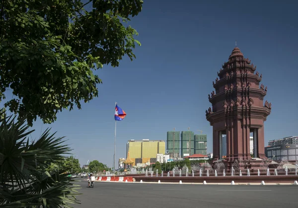 Függetlenség emlékmű mérföldkőnek központi belvárosában Phnom Penh város Kambodzsa — Stock Fotó