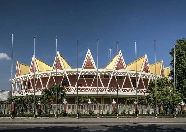 Chaktomuk konferenční sál architektury v Phnom Phnompenhu Kambodža — Stock fotografie