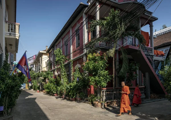 Joven monje budista caminando en la soleada calle Phnom Penh Camboya — Foto de Stock