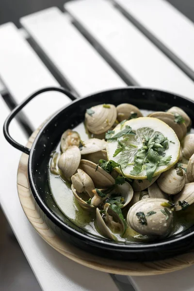 Moluscos refogados tapas em molho de salsa de alho limão na espanha — Fotografia de Stock