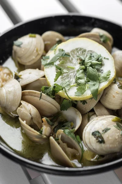 Rozřezané škeble Tapas ve Španělsku citronové omáčky česnekový petržel — Stock fotografie