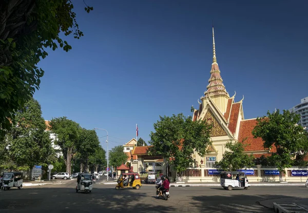 Gerechtsgebouw en straatzicht op het centrum van Phnom Penh City Cambodja — Stockfoto