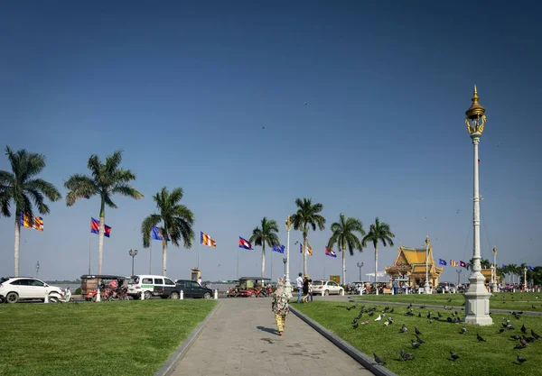 Królewski park pałacowy w obszarze nadrzecznym phnom penh Kambodży — Zdjęcie stockowe