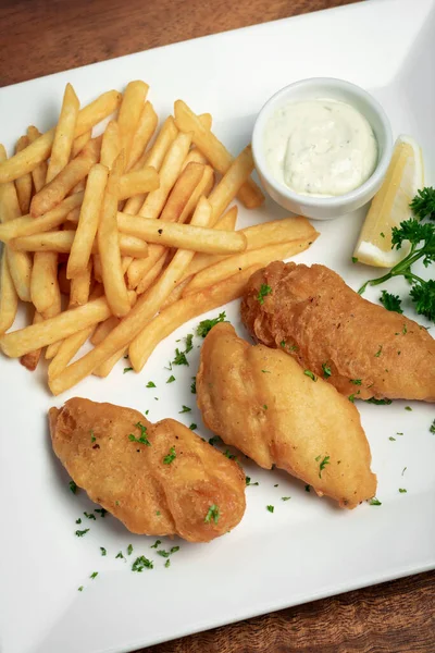 영국의 전통적 생선과 감자칩 식사를 식탁에서 — 스톡 사진