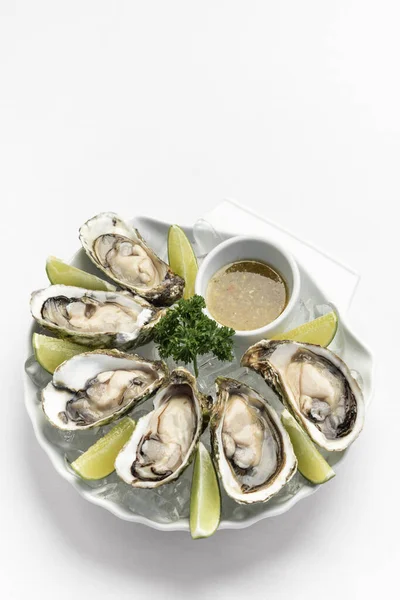六只新鲜的牡蛎配柠檬片和泰式辣椒酱 — 图库照片