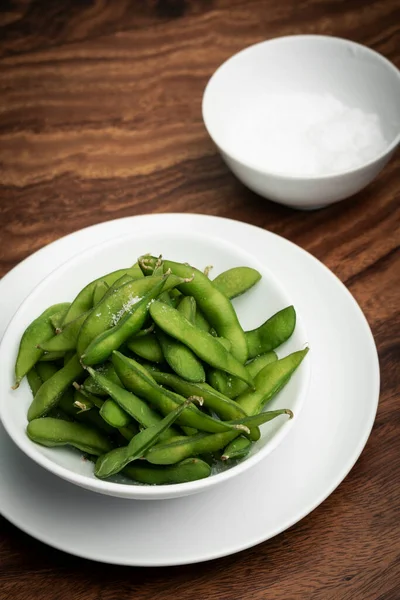 在碗里放上海盐的有机豆类零食 — 图库照片