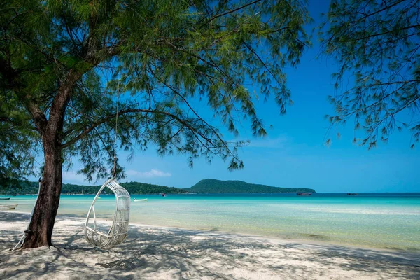 熱帯の楽園にあるサラセン湾のビーチカンボジアのシアヌークビルの近くにあるKoh栄Samloen島 — ストック写真