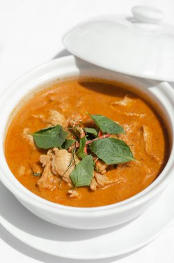 Tayland 'daki Phuket Thailand' daki restoran masasında baharatlı panang domuz eti ve hindistan cevizi sütü.