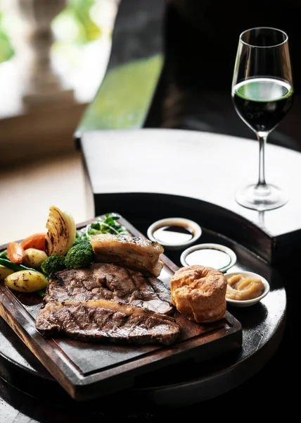 Gourmet Sunday Roast Beef Traditional British Meal Set Old Wooden — Stock Photo, Image