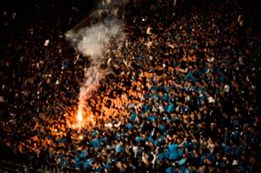 Futbol taraftarları futbol takım puanı amaçları ile yangın stadyumda tezahürat