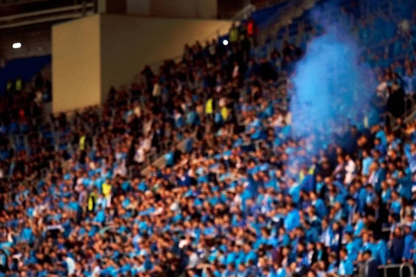 Fãs de futebol torcem por seu time de futebol marcando gol com o fogo no estádio — Fotografia de Stock