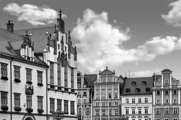 Vásárcsarnok square, Wroclaw Lengyelország, régi házak. Utazás nyaralás koncepció. Fekete-fehér — Stock Fotó