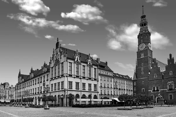 市庁舎とヴロツワフ マーケット広場。シレジアのポーランド、ヨーロッパの歴史的な首都で曇り空。旅行休暇の概念。黒と白 — ストック写真