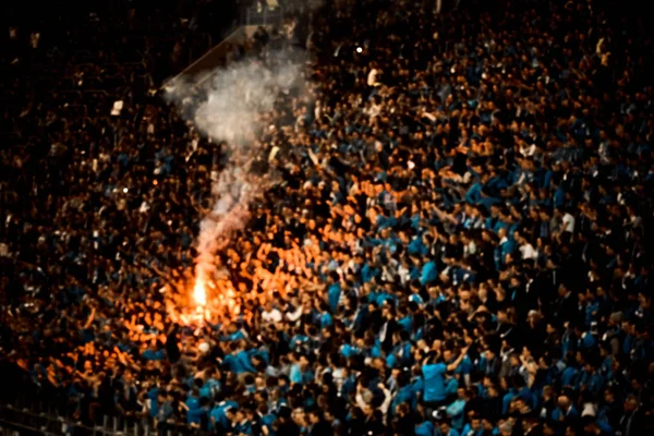 I tifosi di calcio rallegrano la loro squadra di calcio segnare gol con il fuoco allo stadio — Foto Stock