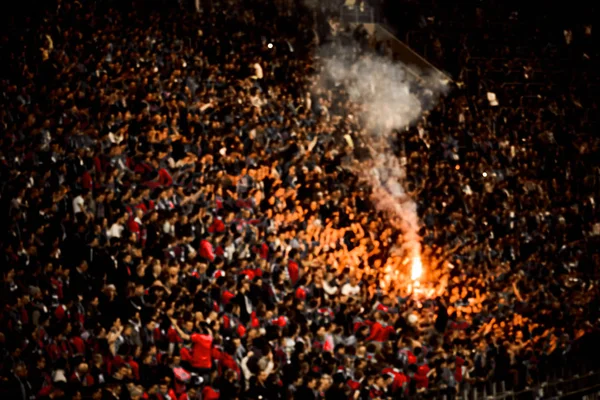 แฟนฟุตบอลเปลือยเชียร์ประตูคะแนนทีมฟุตบอลของพวกเขาด้วยไฟที่สนามกีฬา — ภาพถ่ายสต็อก