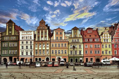 Wroclaw Polonya eski renkli evleri, sokak lambası ile yürüyen turist insanlara muhteşem çarpıcı akşam günbatımı güneş Merkezi Pazar Meydanı. Seyahat tatil kavramı