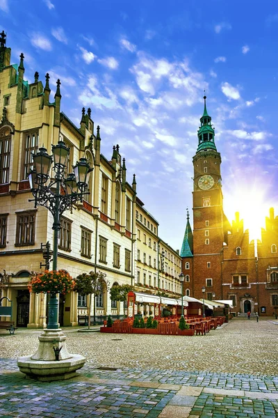 Wrocław rynek z ratuszem i lamp ulicznych latarni przeciwko oszałamiający zachód słońca niebo. Wieczorem światło słoneczne w historycznej stolicy Śląska Polska, Europa. Koncepcja wakacyjnych podróży — Zdjęcie stockowe