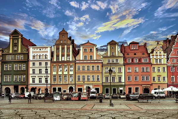 Praça do mercado central em Wroclaw Polônia com casas coloridas velhas, lâmpada de rua e turistas ambulantes pessoas em lindo pôr do sol da noite deslumbrante. conceito de férias de viagem — Fotografia de Stock