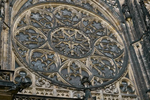 聖ヴィート大聖堂プラハ、チェコ共和国でのタワーの古代の時計 — ストック写真