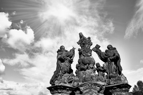 Standbeeld van de Maagd Maria in de Karelsbrug (Karluv Most) in Praag, Tsjechië. Close-up. Zwart-wit — Stockfoto