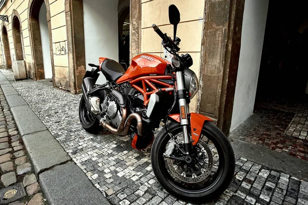 Praha, Česká republika, 15 září 2017: cool červené luxusní Ducati motocyklové kolo v centru ze staré Prahy, Česká republika Royalty Free Stock Fotografie