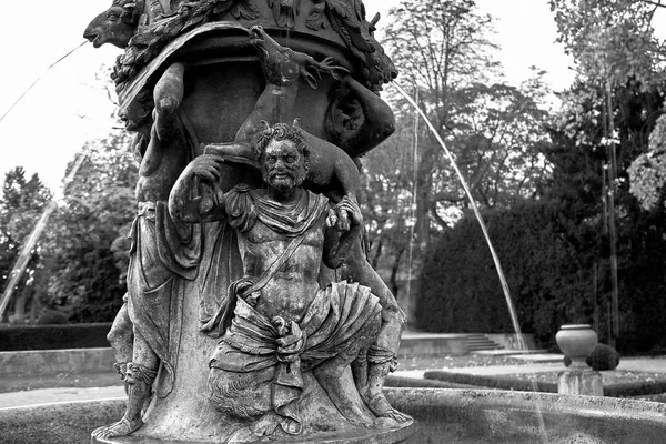 Zingende fontein in Belvedere in Hradcany, Prague, Tsjechië. Faun houden een lieve. Zwart-wit — Stockfoto