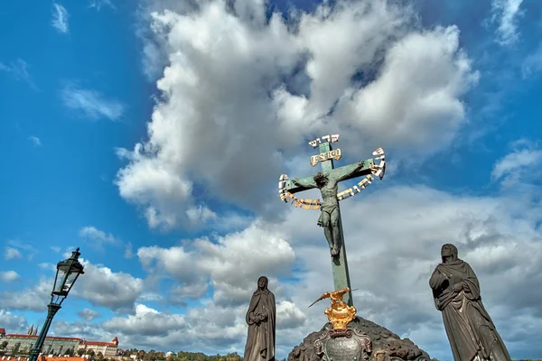 Jesus Crucifixion staty med hebreiska bokstäver i Charles Bridge Prag, Tjeckien — Stockfoto