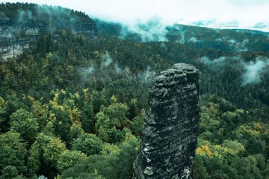 Kumtaşı kaya kule Milli Parkı bohem İsviçre derin sonbahar vadisinde