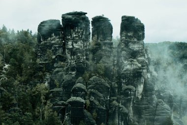 Sakson İsviçre Almanya'da, Bastei görüş noktasından görüldüğü gibi. Bastei önemli bir turistik Elbe Kumtaşı Dağları'nda olduğunu