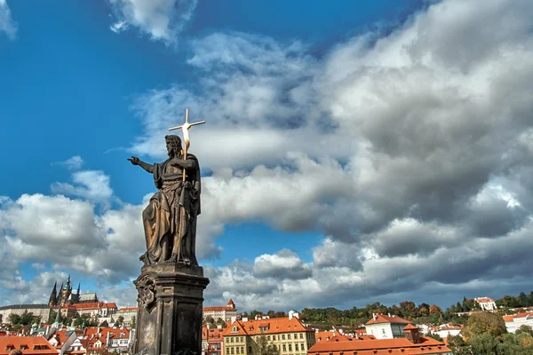 Statua di Giovanni Battista sul Ponte Carlo con Castello di Praga — Foto Stock