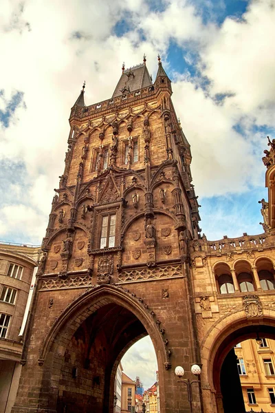 Torre em pó (Prasna brana) - portão medieval gótico construído no século XV e restaurado depois de ter sido danificado na Batalha de Praga — Fotografia de Stock