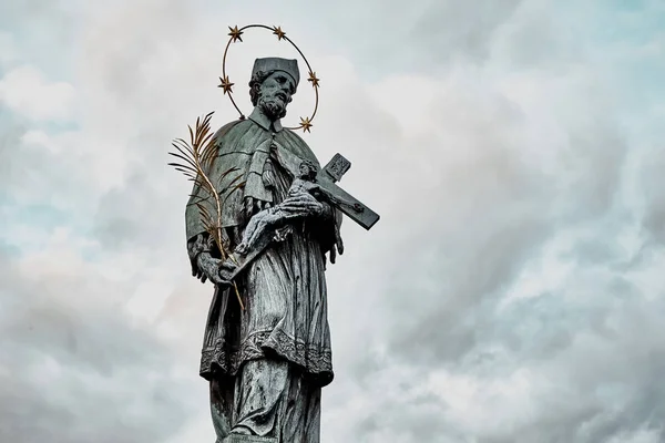 Statua San Giovanni Nepomuceno Sul Ponte Carlo Praga Repubblica Ceca — Foto Stock