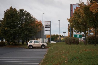 Prague, Çek Cumhuriyeti, 15 Eylül 2018: yalnız araba benzin istasyonu yanındaki otopark