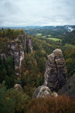 Bastei Sakson İsviçre, Almanya açısından sisli sis dağlara dağlar, gündoğumu sabah sis, Sakson İsviçre Ulusal Parkı