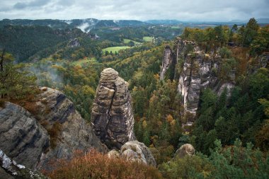 Bastei Sakson İsviçre, Almanya açısından sisli sis dağlara dağlar, gündoğumu sabah sis, Sakson İsviçre Ulusal Parkı