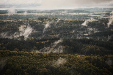 Sonbahar renkleri kum kayalık montains çek Sakson İsviçre, Deadpan Karanlık sisli yağmurlu sabah yatay
