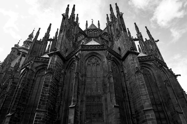 Fachada da entrada principal da catedral de São Vito no Castelo de Praga, em Praga, República Checa. Preto e branco — Fotografia de Stock