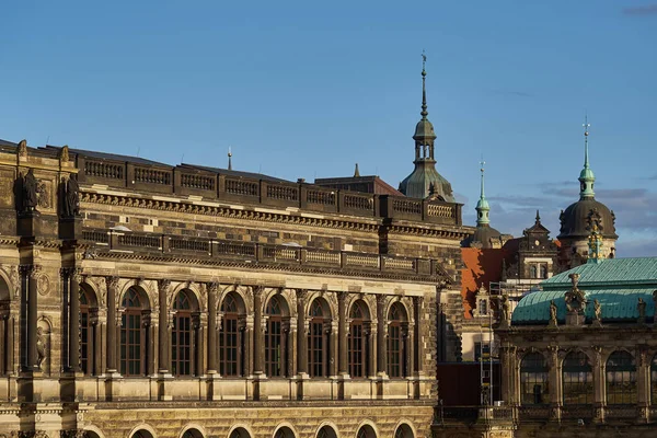 Viajar en Alemania elegante barroco Dresde. plaza Neumarkt con la famosa iglesia Frauenkirche —  Fotos de Stock