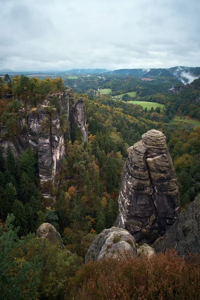 朝の霧は、ザクセン ・ スイスの国立公園で日の出山バスタイ Saxon スイス連邦共和国、ドイツの視点から霧の霧山 — ストック写真