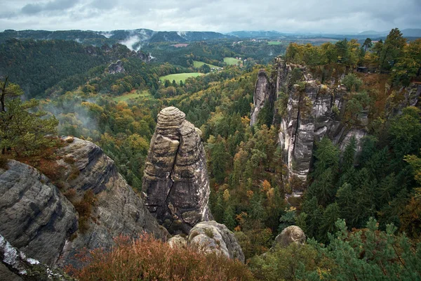 朝の霧は、ザクセン ・ スイスの国立公園で日の出山バスタイ Saxon スイス連邦共和国、ドイツの視点から霧の霧山 — ストック写真