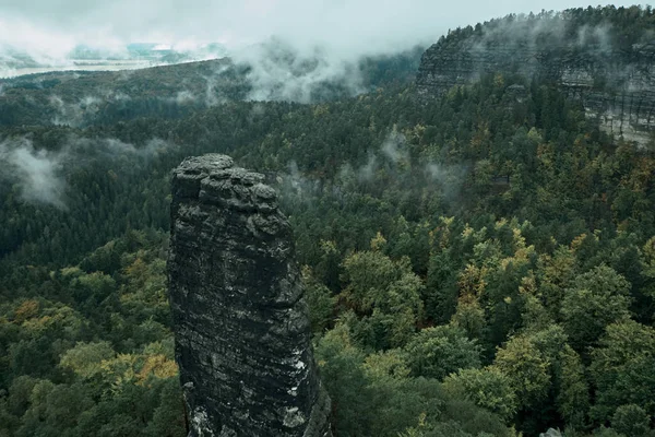 Torre de pedra de arenito no vale profundo do outono do parque nacional da Boêmia Suíça. Paisagem nebulosa com floresta de abeto em estilo retro vintage hipster — Fotografia de Stock